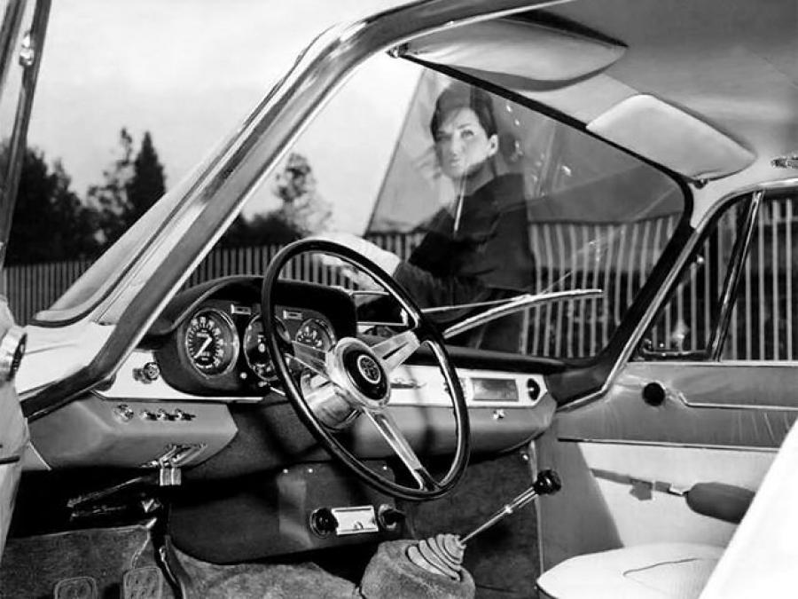 Интерьер Alfa Romeo 2000 Sprint (102) 1960 года  (фото 5 из 6)